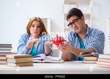 Zwei Studenten prüfen Einsparungen für die Bildung zu zahlen Stockfoto