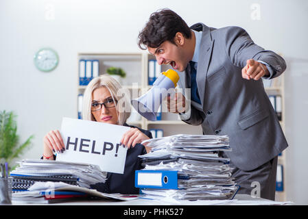 Angry Chef kreischend an seine Assistentin Sekretärin Stockfoto
