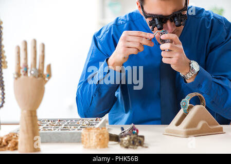 Juwelier arbeiten mit Luxus Schmuck in der Werkstatt Stockfoto