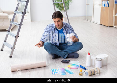 Junger Mann verschwenden sein Budget in der Sanierung Projekt Stockfoto