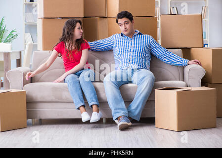 Junge paar Einzug in neues Haus mit Boxen Stockfoto