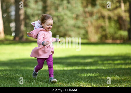 Kleine Mädchen spielen in den Park außerhalb Garten im Sommer Frühling Stockfoto