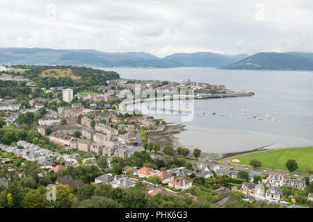 Gourock Inverclyde, Schottland, Großbritannien - erhöhte Ansicht von Lyle Hügel über Cardwell Bucht und Gourock Bay zu den pierhead und Kempock Punkt Stockfoto