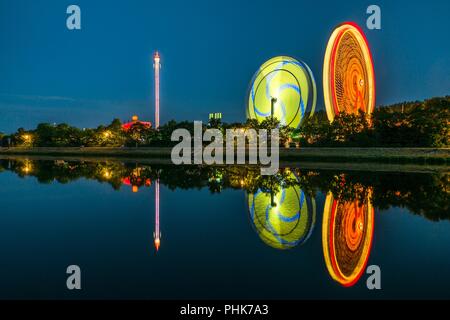 Nachtansicht der Maidult mit Riesenrad in Regensburg, Deutschland Stockfoto