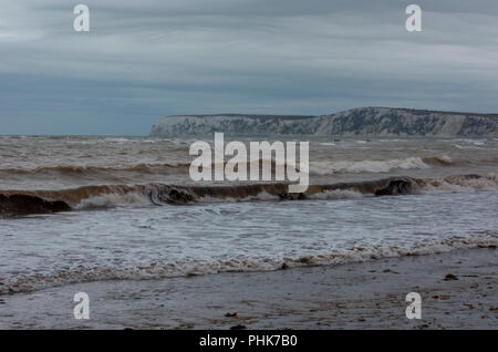 Ein stürmischer Tag und atmosphärische Seesicht auf der Insel wight Coast, Küste der Insel wight, Küstenlinie compton Insel wight uk, atmosphärisches Wetter. Stockfoto