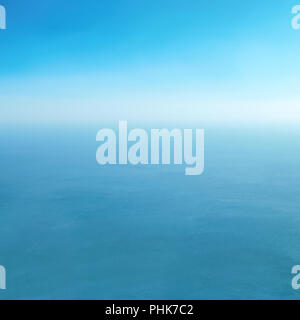 Blaues Meer und klaren Himmel Stockfoto