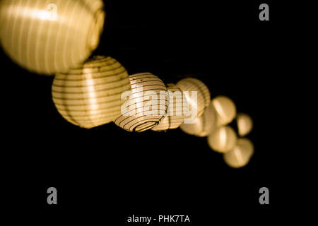 Laterne Licht String mit schwarzem Hintergrund Stockfoto