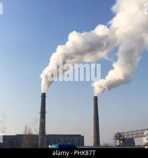 Rauch, Verschmutzung vom Werk Rohre Stockfoto
