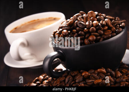 Zusammensetzung mit zwei Tassen Kaffee und Bohnen. Stockfoto