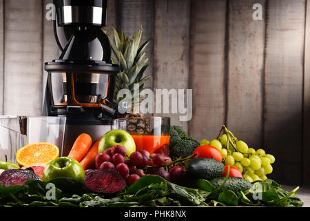 Langsam Entsafter mit biologischem Obst und Gemüse. Detox Diät Stockfoto