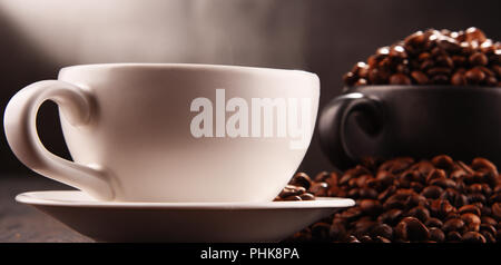 Zusammensetzung mit zwei Tassen Kaffee und Bohnen. Stockfoto