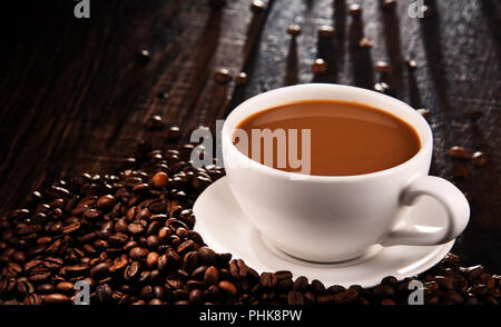 Komposition mit Tasse Kaffee und Bohnen. Stockfoto