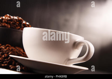 Zusammensetzung mit zwei Tassen Kaffee und Bohnen. Stockfoto
