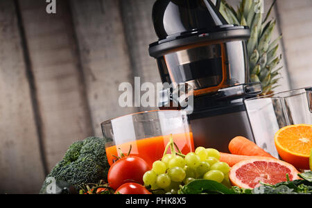 Langsam Entsafter mit biologischem Obst und Gemüse. Detox Diät Stockfoto