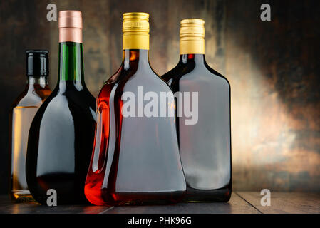 Komposition mit Flaschen von verschiedenen alkoholischen Getränken. Stockfoto