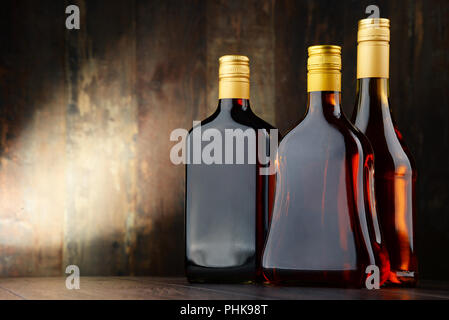 Komposition mit Flaschen von verschiedenen alkoholischen Getränken. Stockfoto