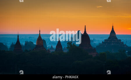 Sonnenaufgang über dem alten Bagan, Myanmar Stockfoto