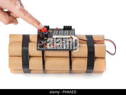 Hand Druck auf den Knopf an der Dynamit Bombe Stockfoto