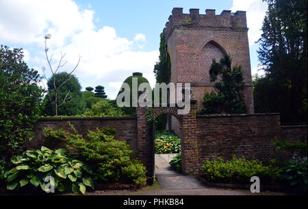 Die seitlichen Eingang des Turmes Garten in Tatton Park, Knutsford, Cheshire, England, UK. Stockfoto