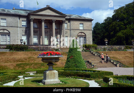 Zwei Frauen gehen hinunter die Schritte im Italienischen Garten im Mansion House in Tatton Park, Knutsford, Cheshire, England, UK. Stockfoto