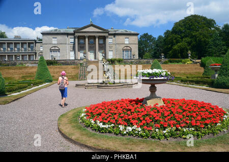 Eine Frau zu Fuß im Italienischen Garten im Mansion House in Tatton Park, Knutsford, Cheshire, England, UK. Stockfoto