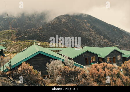 Sattel Hütte gegen eine mountan Hintergrund, Mount Meru, Kilimanjaro National Park, Tansania Stockfoto