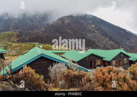 Sattel Hütte gegen eine mountan Hintergrund, Mount Meru, Kilimanjaro National Park, Tansania Stockfoto