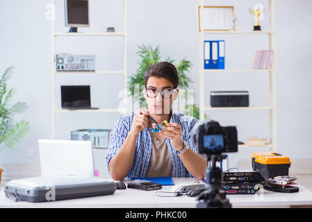 Vlogger Recording Computer Reparatur auf Kamera für Vlog Blog Stockfoto