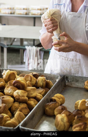 Unhygienische Herstellung von Cookies Stockfoto