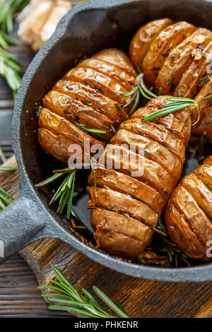 Kartoffeln in der Schale gebacken mit Rosmarin. Stockfoto