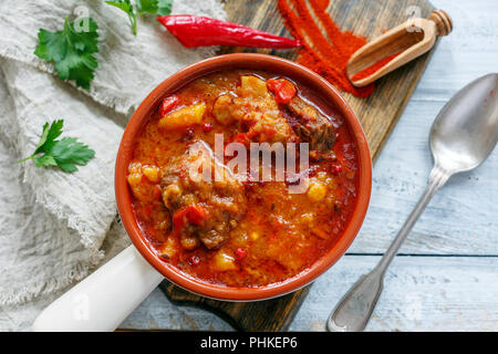 Dicke Fleischsuppe mit Kartoffeln und Paprika. Stockfoto