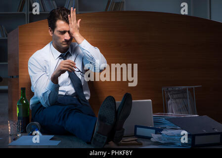 Betonte Geschäftsmann Überstunden bei Depressionen Stockfoto