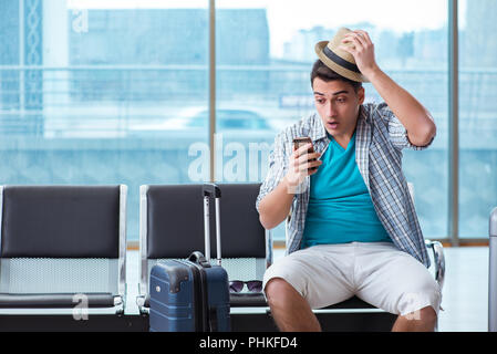 Junger Mann reist für seine Sommer Strand Ferienhäuser Stockfoto