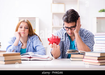 Zwei Studenten prüfen Einsparungen für die Bildung zu zahlen Stockfoto