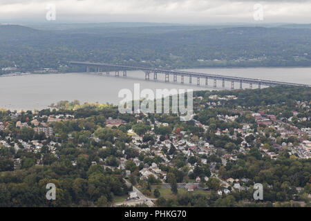 Ein Blick auf die Newburgh Beacon Brücke von der Spitze des Mt. Rundumleuchte, den höchsten Gipfel im Hudson Highlands. Stockfoto