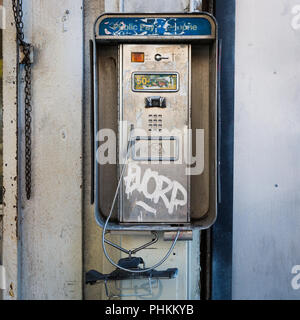 Stillgelegte Münztelefon in der Innenstadt von Los Angeles, Kalifornien. Stockfoto