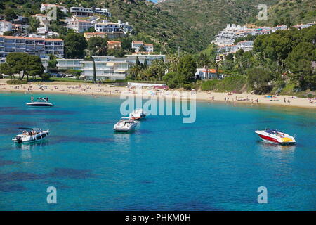 Spanien Costa Brava, Sandstrand mit Booten an der Küste verankert, Mittelmeer, grossen Canyelles, Roses, Girona, Katalonien Stockfoto