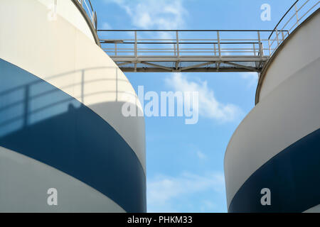 Brücke zwischen zwei Kraftstofftanks in den Hafen von Magdeburg. Stockfoto