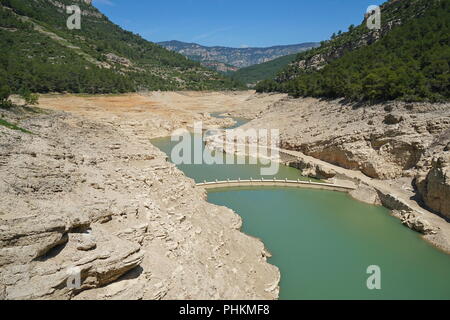 Der Stausee von Ulldecona praktisch leer im Juni 2018 wegen des Mangels an Regen, Provinz Castellón, Valencia, Spanien Stockfoto