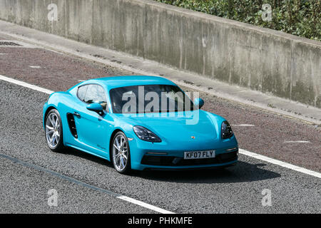 2018 Porsche 718 Cayman S - eine klassische Sportwagen Fahrzeuge auf der M6 an der Lancaster, Großbritannien Stockfoto