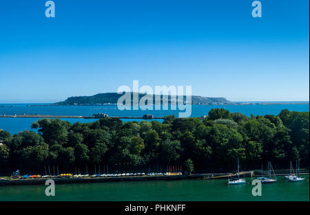 Blick auf die Insel Portland und den Hafen von Portland von Weymouth Bay, Weymouth, Dorset, England, Großbritannien. Stockfoto