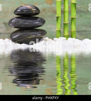 Japanischer Zen-Garten mit gestapelten Steinen Spiegelung im Wasser Stockfoto
