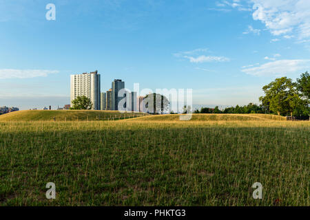 New York City/USA - 31.JULI 2018: Long Island City Manhattan Gebäude, Wolkenkratzer und Apartments Blick von Roosevelt Island am frühen Morgen Stockfoto