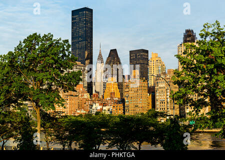 New York City/USA - 31.JULI 2018: Manhattan, Gebäude, Wolkenkratzer und Apartments Blick von Roosevelt Island am frühen Morgen Stockfoto