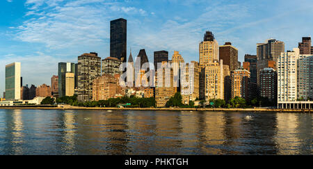 New York City/USA - 31.JULI 2018: Manhattan, Gebäude, Wolkenkratzer und Apartments Blick von Roosevelt Island am frühen Morgen Stockfoto