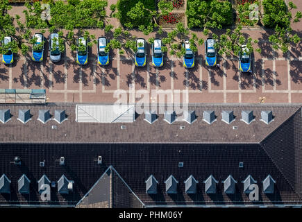 Luftaufnahme, Parkplatz vor dem Polizeipräsidium Oberhausen, Blau und Grün, aufgereiht Polizei Autos, Polizeistation, Friedensplatz, Avenue w Stockfoto