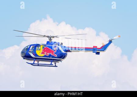 Oshkosh, WI - 28. Juli 2018: Ein Redbull Hubschrauber fliegen dem Redbull Marke bei einer Flugschau inserieren Stockfoto