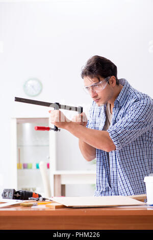 Junge Mann in der Holzbearbeitung hobby Konzept Stockfoto