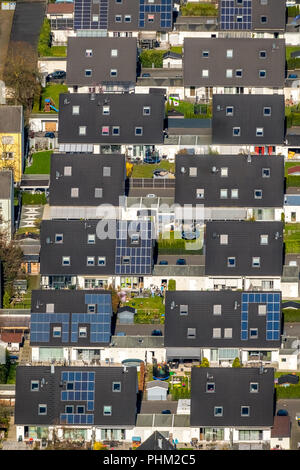 Schönes Wohnen auf Barbarastraße, Einfamilienhäuser. Solarenergie, Solardächer, Reihenhäuser, Garagen, Reihenhäuser, in Voerde in Nordrhein-westfalen. Stockfoto