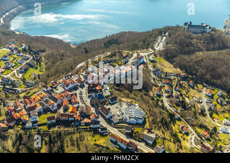 Waldeck mit der Schlossanlage Schloss Waldeck in Waldeck mit der Edersee im Hintergrund in Hessen. Waldeck, Waldeck an der Eder, Hessen, Germ Stockfoto